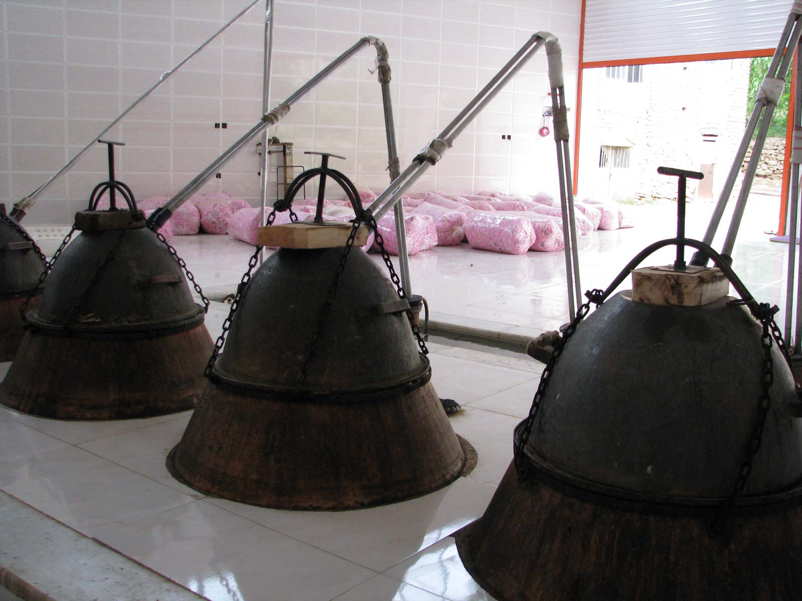 کارگاه گلابگیری سنتی در قمصر