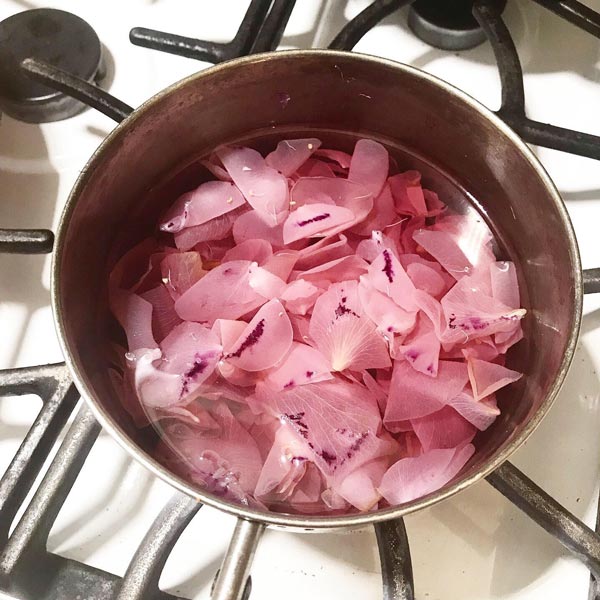 طرز تهیه گلاب در خانه